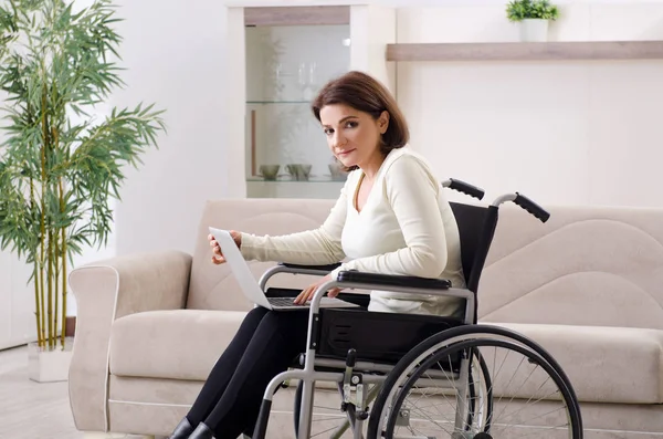 Femme en fauteuil roulant à la maison — Photo