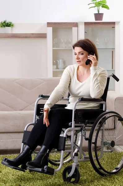 Žena na invalidním vozíku doma — Stock fotografie