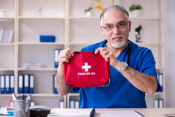 Blanc barbu vieux médecin travaillant dans la clinique — Photo