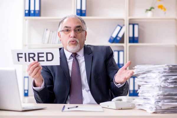 Weiße bärtige alte Geschäftsmann Mitarbeiter unglücklich mit exzessiven — Stockfoto