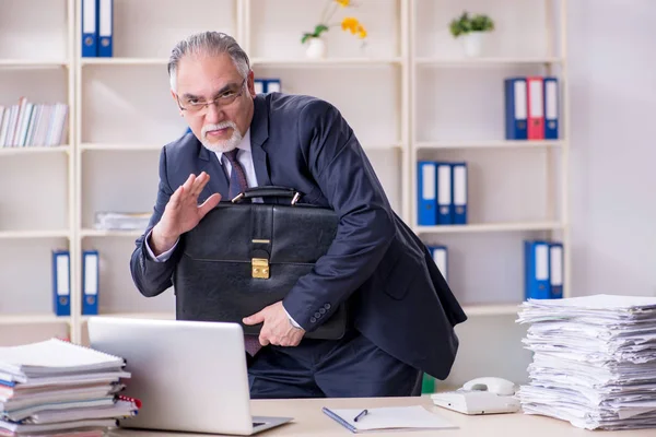 Weiße bärtige alte Geschäftsmann Mitarbeiter unglücklich mit exzessiven — Stockfoto