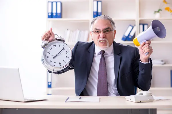 Weiße bärtige alte Geschäftsmann Mitarbeiter unglücklich mit exzessiven — Stockfoto