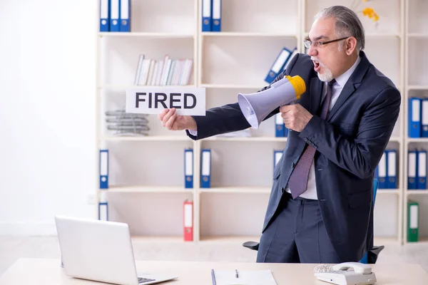 Weiße bärtige alte Geschäftsmann Mitarbeiter unglücklich mit exzessiven — Stockfoto