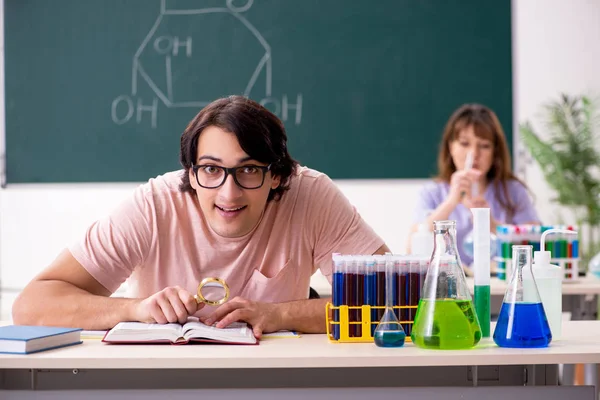 Dois estudantes de química em sala de aula — Fotografia de Stock