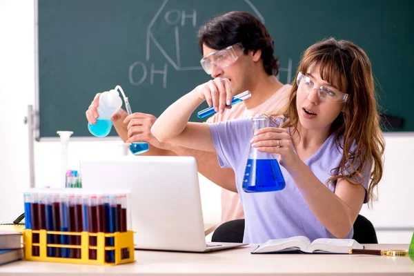 Dois estudantes de química em sala de aula — Fotografia de Stock