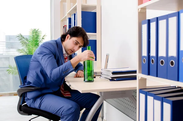 Νεαρός επιχειρηματίας υπάλληλος πίνει στο γραφείο — Φωτογραφία Αρχείου