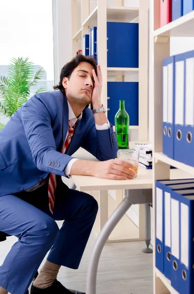 Mladý podnikatel zaměstnanec pití v kanceláři — Stock fotografie
