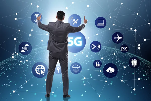 5g Internet-Konzept mit Geschäftsmann auf Knopfdruck — Stockfoto