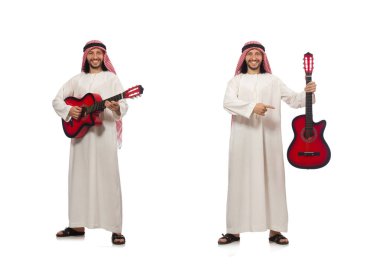 Arap adam beyazda soyutlanmış oynuyor