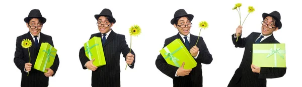 Homme drôle avec des fleurs et boîte — Photo