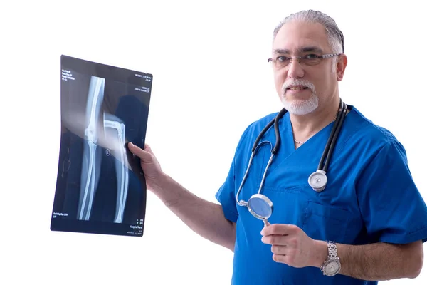 Fehér szakállas öreg orvos radiológus klinikán dolgozó — Stock Fotó