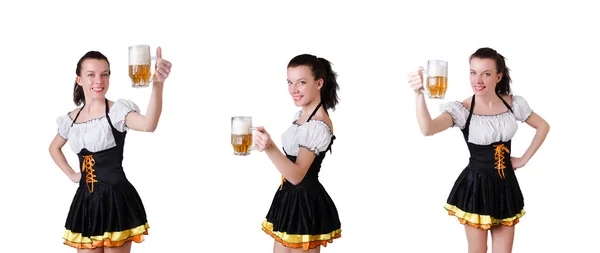 Junge Kellnerin mit Bier auf Weiß — Stockfoto