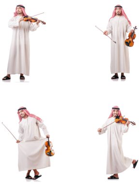 Arap adam beyaz izole keman çalıyor