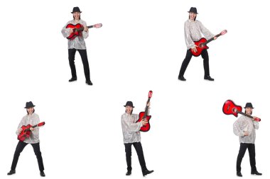 Gitarlı genç adam beyazlar içinde. 