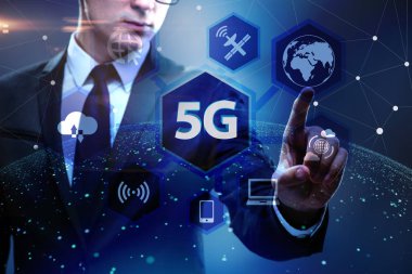5g Internet kavramı düğmelere basarak işadamı ile