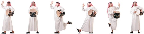 Арабский человек с барабаном изолирован на белом — стоковое фото