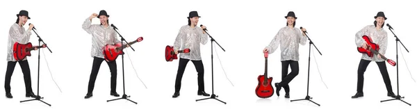 젊은 남자 재생 기타 및 노래 — 스톡 사진