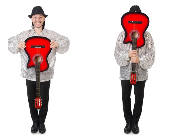 Jeune homme avec guitare isolé sur blanc — Photo