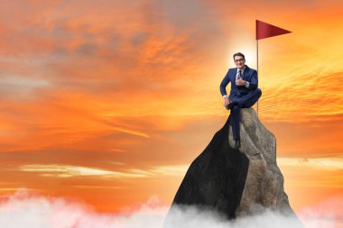 dağ tepesinde işadamı 