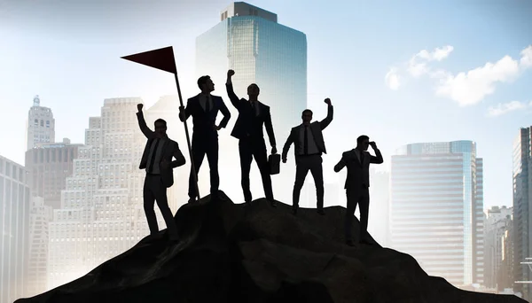 Empresarios en concepto de logro y trabajo en equipo — Foto de Stock