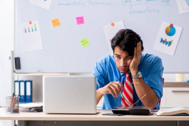 Ofiste çalışan genç bir erkek finans müdürü. 