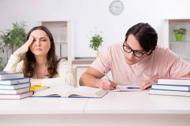 Öğrenciler sınava evde birlikte hazırlanıyorlar. 