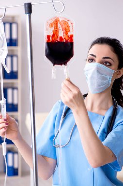 Enfüzyon konseptinde genç bayan doktor. 