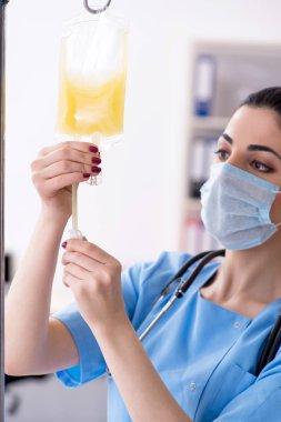 Enfüzyon konseptinde genç bayan doktor. 