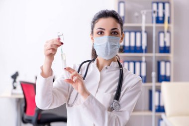 Enfüzyon konseptinde genç bayan doktor. 
