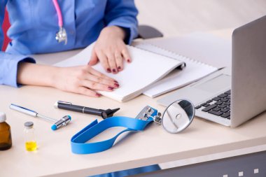 Klinikte çalışan genç bir bayan doktor. 