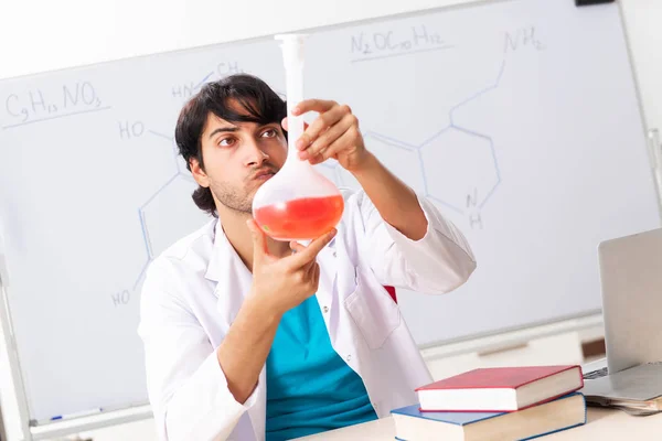 教室里的年轻学生化学家 — 图库照片