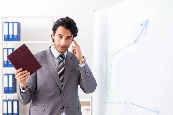 Jonge knappe zakenman voor het whiteboard — Stockfoto