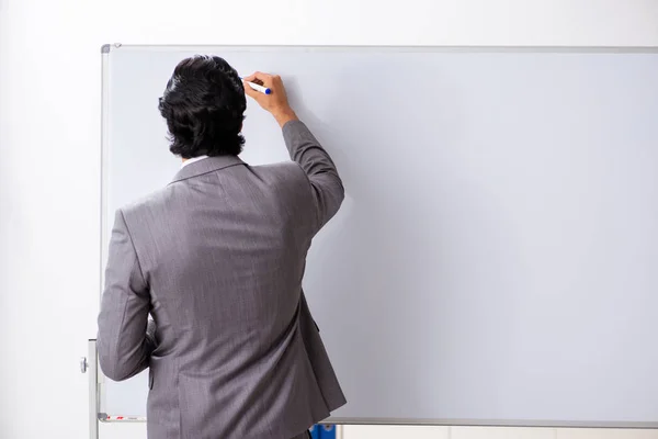 Ung stilig affärsman framför whiteboard — Stockfoto