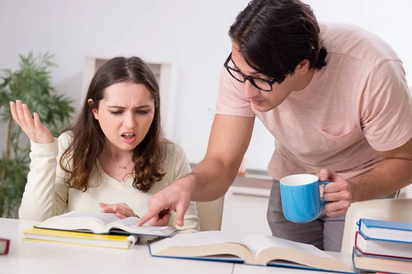 Studenten bereiden zich samen thuis voor op examen — Stockfoto