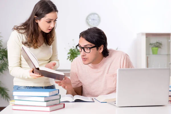 Studenten bereiden zich samen thuis voor op examen — Stockfoto