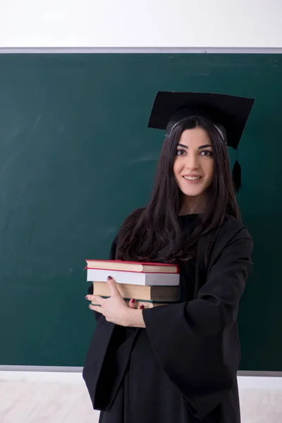 Estudante de pós-graduação feminina na frente do quadro verde — Fotografia de Stock