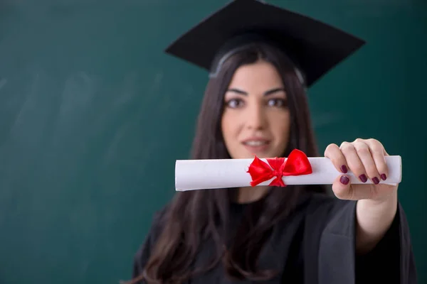 Estudante de pós-graduação feminina na frente do quadro verde — Fotografia de Stock