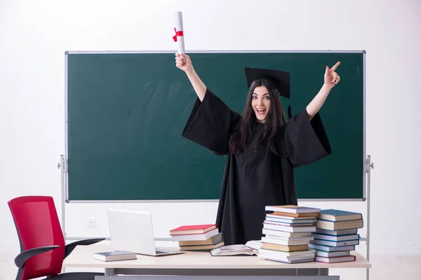 Estudante de pós-graduação feminina na frente do quadro verde — Fotografia de Stock