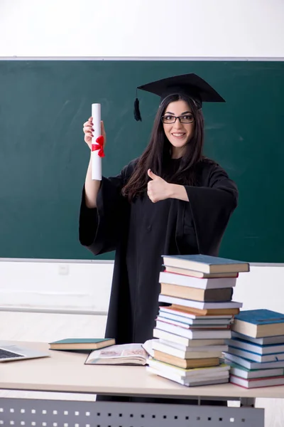 Estudante de pós-graduação feminina na frente do quadro verde — Fotografia de Stock