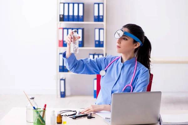 Doctora joven que trabaja en la clínica — Foto de Stock