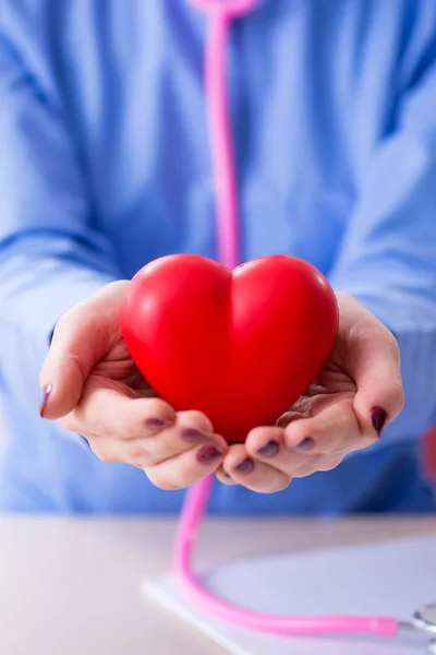 Ung kvinnlig läkare som arbetar på kliniken — Stockfoto