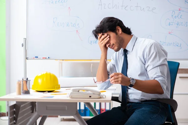 Joven arquitecto masculino frente a la pizarra — Foto de Stock