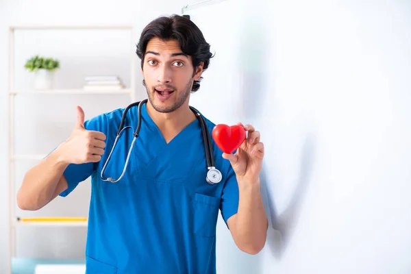 Joven médico masculino delante de la pizarra —  Fotos de Stock