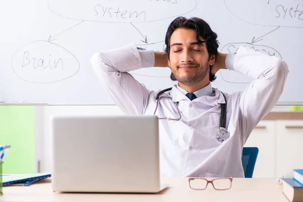 Ung manlig läkare neurolog framför whiteboard — Stockfoto