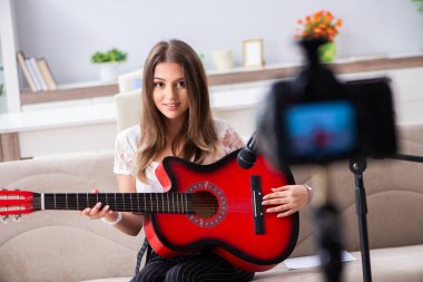 Gitar çalan güzel bir blog yazarı 