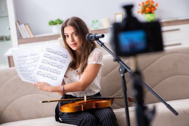 Keman çalan güzel bir blog yazarı