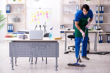 Ofiste çalışan yakışıklı, profesyonel temizlikçi. 