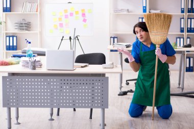 Ofiste çalışan yakışıklı, profesyonel temizlikçi. 