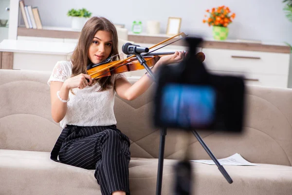 Mujer hermosa bloguera tocando el violín — Foto de Stock