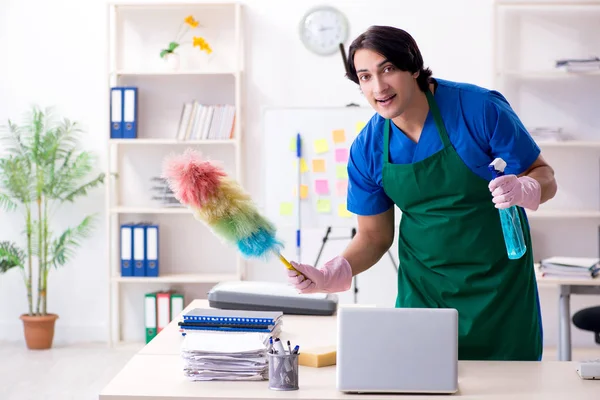 Homme beau nettoyeur professionnel travaillant dans le bureau — Photo
